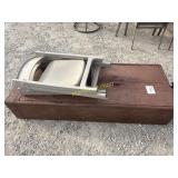 Metal cabinet & 2 plastic folding chairs