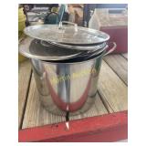 Kitchen pots