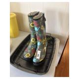Rubber boots, size 9, and pans