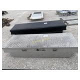 Truck tool box