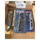 Mossy Oak & 2 Smith & Wesson knives