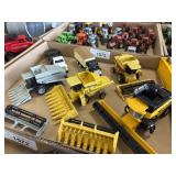New holland and gleaner combine collectibles 1/64