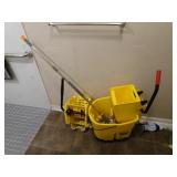 Rubbermaid Commercial Mop Bucket w/ Mop & 1