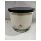 D&D Madagascar vanilla & cedar  candle