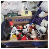 Assorted snoopy and Charlie brown figures Assorted snoopy and Charlie brown figures