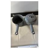 Enamelware pots with 1 universal lid x2 pots Enamelware pots with 1 universal lid x2 pots