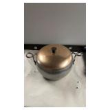 Wear-ever Aluminum 5-1/2 Qts pot cooking dish Wear-ever Aluminum 5-1/2 Qts pot cooking dish
