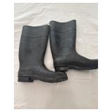 Servus rubber boots size 9 lightly used Servus rubber boots size 9 lightly used