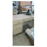 Kroehler furniture Small desk with desk lamp