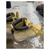 Like new menï¿½s size 9 caterpillar work boots