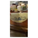 Vintage pyrex 4 qt homestead mixing bowl.