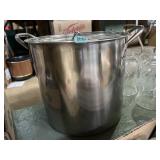 Stainless steel stockpot with lid