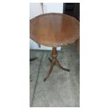 Round top pedestal side table 18x27in