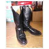 Mens Justin boots. Style 3040. Size 10 1/2D.