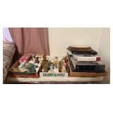 Mixed lot of small decorative items including