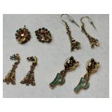 Gold tone dangle earrings Christmas tree wreaths