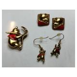 Goldtone Disney Winnie the Pooh pin with post and