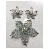 Sarah Coventry. Silvertone "moonflower" brooch
