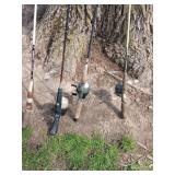 4 fishing poles one pole has no real the other