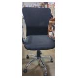 Adjusting base office chair