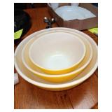 Pyrex yellow nesting bowls x3