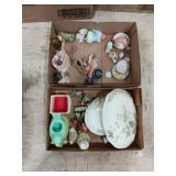 Small collectibles in flats plus 2 lids