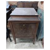 Edison wood stand no phonograph 39'Hx19W&D