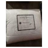 Full queen down alternative comforter, hotel