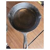 Diamond 8 with heat ring cast iron skillet