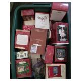 Tote o Hallmark Christmas ornaments