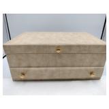 White vintage jewelry box with accessory