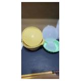 Old Tupperware 4 pc. yellow lid has small crack