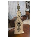 Primitive birdhouse decor.