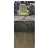 Luggage trunk with door hinges and assortment of