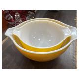2 Pyrex daisy nesting mixing bowls