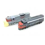 2 southern pacific engine train cars. HO scale.