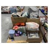 Bed sheets, assorted Home decor.  Pallet. Bed sheets, assorted Home decor.  Pallet.