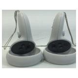 2 Oculus Quest 2 controllers