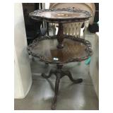 Vtg 2-tier side table, 25x34in