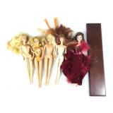 Assorted barbie and fashion dolls.