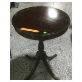 Round side table w/metal claw cover in legs,