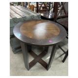 Round accent table, 22x24in