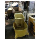 Mop bucket with wringer