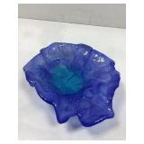 This decorative art glass bowl features a vibrant