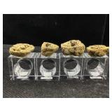 Set a four Lucite napkin rings with a geode