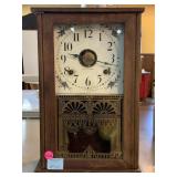 Vintage Seth Thomas mantle clock. Approx 14 x 9.5