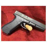 Glock 9mm Pistol mod 17 - with Extra Mag and