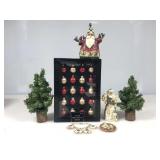 Two figures of Father Christmas with 2 small