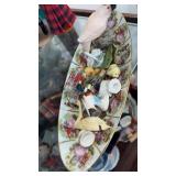 Decorative trinket tray with trinkets