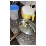 Bristro pan with lid and measuring cup